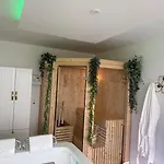 Loveroom De Luxe Avec Jacuzzi Sauna Vapeur Ecran 300 Cm