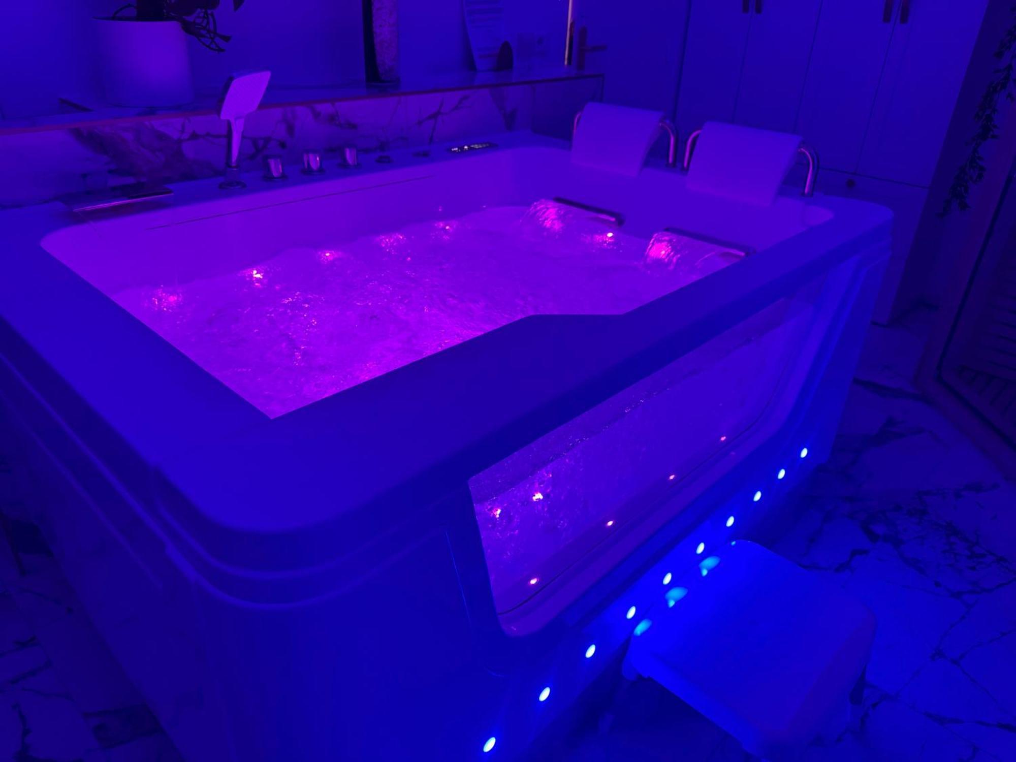Appartement Loveroom De Luxe Avec Jacuzzi Sauna Vapeur Ecran 300 Cm