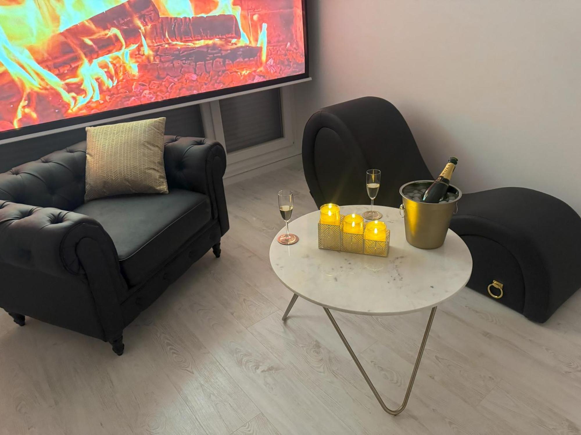 Loveroom De Luxe Avec Jacuzzi Sauna Vapeur Ecran 300 Cm Appartement *