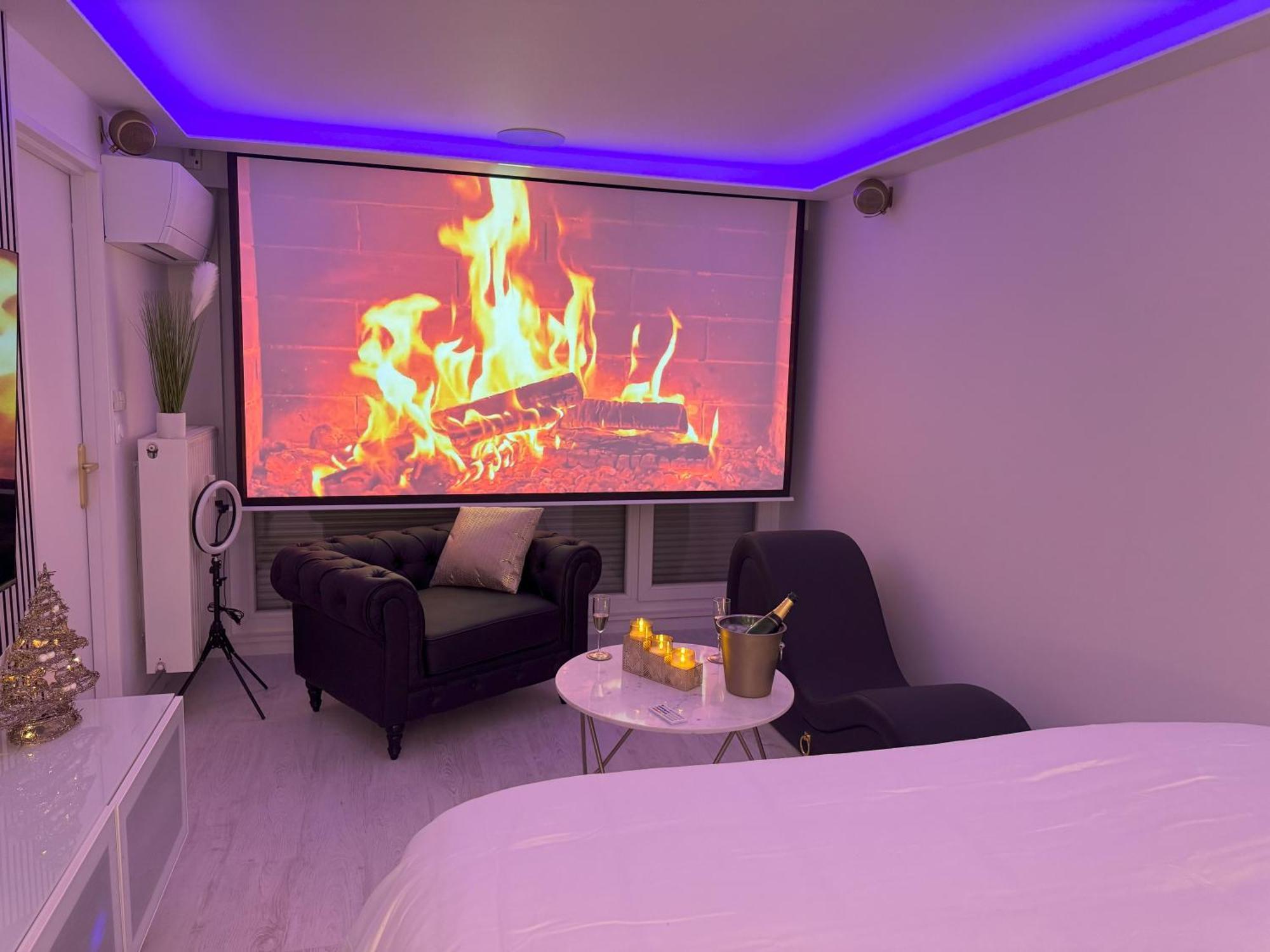 Appartement Loveroom De Luxe Avec Jacuzzi Sauna Vapeur Ecran 300 Cm *